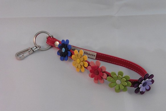 カラフルな花5色のバッグや鍵用手作りハンドメイドストラップ（赤色紐） 1枚目の画像