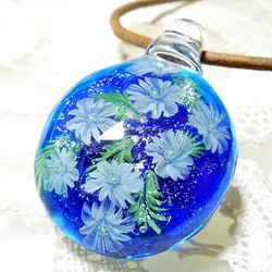 ＜白いお花のドロップペンダント（ブルー）＞　庭　ガラス　革紐　クリスマス 1枚目の画像