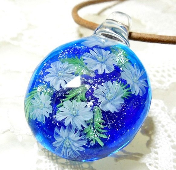 ＜白いお花のドロップペンダント（ブルー）＞　庭　ガラス　革紐　クリスマス 1枚目の画像