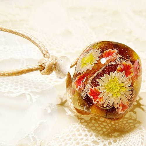 白い菊の花のとんぼ玉ネックレス 紅葉 キク きく 秋 紐 ガラス ネックレス ペンダント Glass Jewelry しろがね屋 通販 Creema クリーマ ハンドメイド 手作り クラフト作品の販売サイト