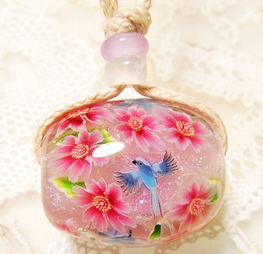 <桜とルリビタキのとんぼ玉ネックレス　ピンク＞　さくら　サクラ　鳥　春　ガラス　ひも　花 1枚目の画像