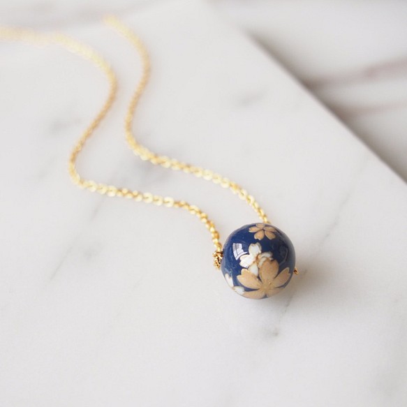 精緻日本風・燙貼櫻花深藍圓珠・鍍金項鍊 (45cm) 第1張的照片
