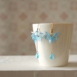 手繪 繡球花水滴 垂墜式耳環 Blue raindrop Hydrangea earrings 第1張的照片
