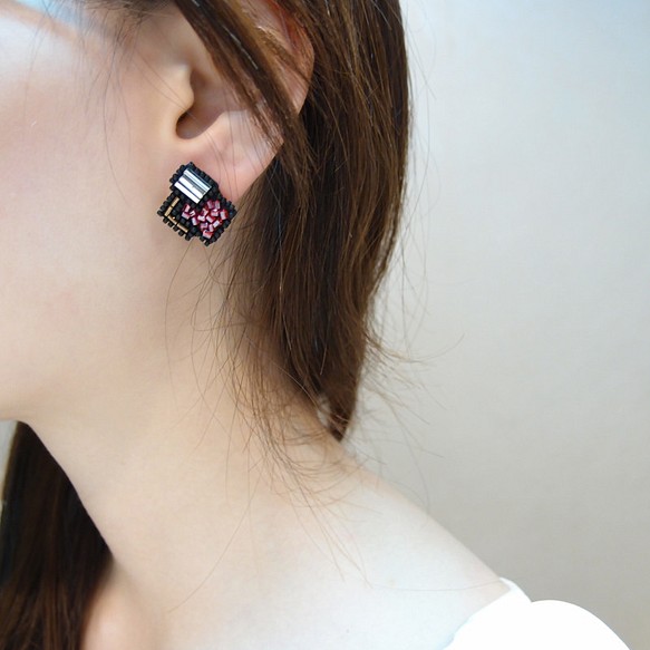 SHAO / 幾何方格 手工刺繡耳環 紅（可改耳夾） 第1張的照片