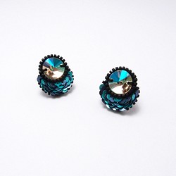 SHAO / 藍綠 一片花瓣 手工刺繡耳環（可改耳夾） 第1張的照片