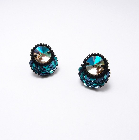 SHAO / 藍綠 一片花瓣 手工刺繡耳環（可改耳夾） 第1張的照片
