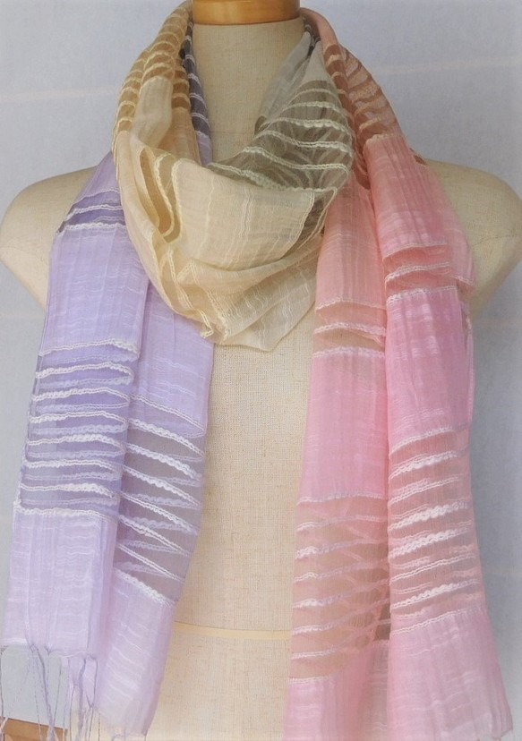シルクとコットンの透かし織りストール「虹色」 1枚目の画像