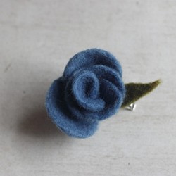 藍染 天然植物染 玫瑰胸針兼髮夾 目前有現貨 可直接下標 第1張的照片