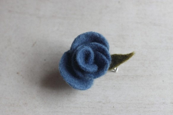 藍染 天然植物染 玫瑰胸針兼髮夾 目前有現貨 可直接下標 第1張的照片