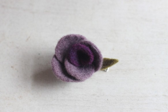 蘇木套藍染+紫草 天然植物染 紫色漸層玫瑰胸針兼髮夾 目前有現貨 可直接下標 第1張的照片