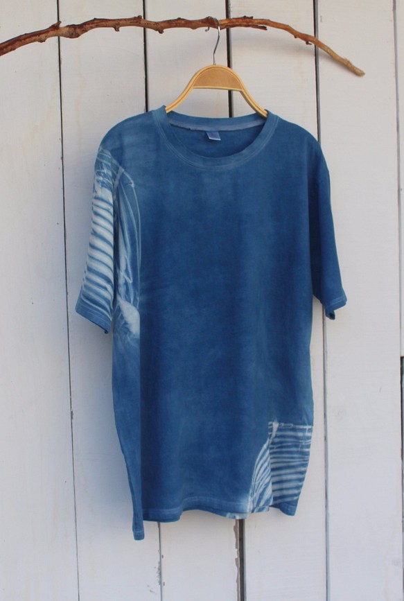 快適な手染めイズバーラ・ブルームブルー色素の純粋な綿のTシャツシリーズ 1枚目の画像
