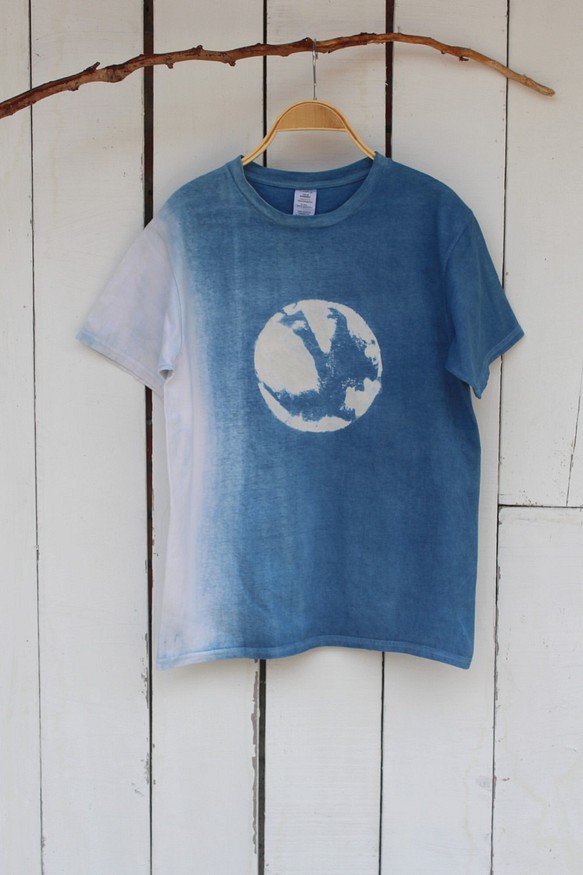 自在染isvara 手工藍染 宇宙系列 月神舞 純棉T-shirt 第1張的照片