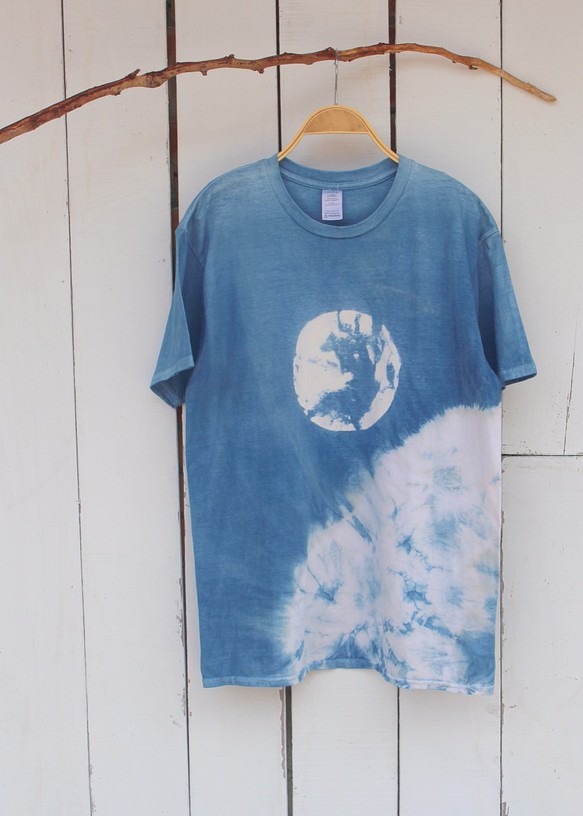 快適な手染めisvaraブルー色素宇宙シリーズ望月の綿のTシャツ 1枚目の画像