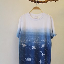 快適な手染めの青色色素が共生シリーズイウ・フィッシュ綿のTシャツをisvara 1枚目の画像