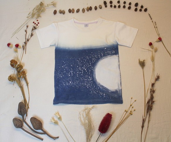 星の快適な手染めブルー色素isvaraシリーズ4次元宇宙（ベビー子供）の綿のTシャツ 1枚目の画像
