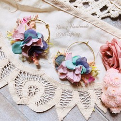 [Nancy’s] 《巴黎小花籃》雙面配戴法式絹花+日本手染線流蘇花雙面圈圈黃銅耳環 第1張的照片