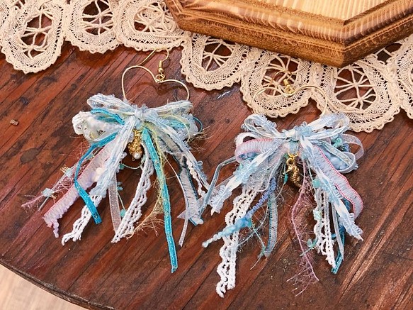 [ナンシー] &lt;海のハート&gt;さわやかな愛の刺繍ちょう結びタツノオトシゴパールシェルダングルピアス 1枚目の画像