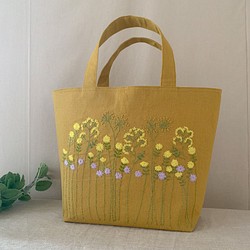 【B5大サイズ】草花手刺繍･綿麻トートバッグ･カラシ色【くが屋】 1枚目の画像