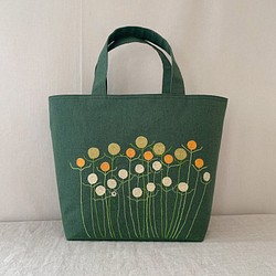 手刺繍 綿麻素材 トートバッグ ぽんぽんお花に一輪の… 【くが屋】 1枚目の画像