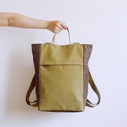 咖啡綠棉布X咖啡麂皮布飾有牛皮提把手工後背包 第1張的照片