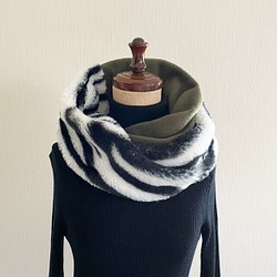 秋冬のファッションにインパクトを☆.。おしゃれなゼブラ柄デザインのスヌード♡アニマル柄　バイカラー　カーキ 1枚目の画像