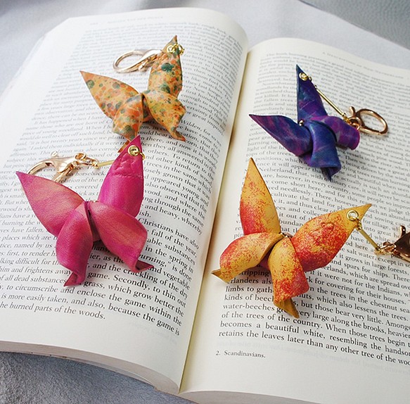 折り紙シリーズ-羽化した蝶キーホルダー 多色展開 1枚目の画像