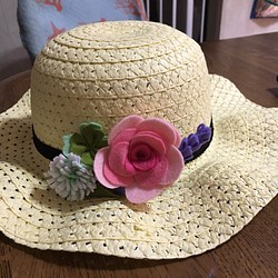 帽子の花飾り 1枚目の画像