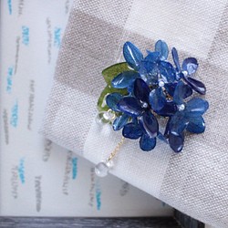 雨粒と紫陽花のレジンブローチ～ブルー～ 1枚目の画像