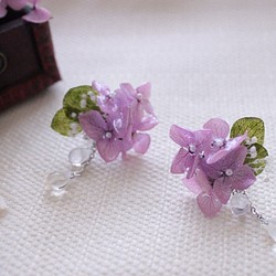 雨粒と紫陽花のイヤリング 1枚目の画像