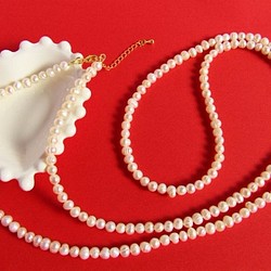 白い真珠の長いネックレス 1枚目の画像