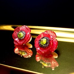 【微縮花房】《罌粟。poppy》。罌粟花耳環。手造日本樹脂花飾。耳夾。 第1張的照片