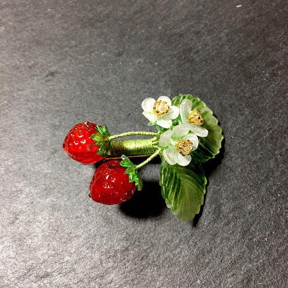 【若桑】《微氣泡。莓果》手造樹脂莓果胸針。琉璃小草莓。 第1張的照片