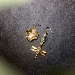 【若桑】《荷塘月色》荷葉蜻蜓。天然珍珠耳環。美國進口鍍金耳鉤。可改耳夾。 第1張的照片