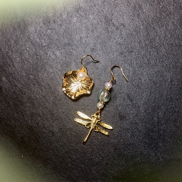 【若桑】《荷塘月色》荷葉蜻蜓。天然珍珠耳環。美國進口鍍金耳鉤。可改耳夾。 第1張的照片