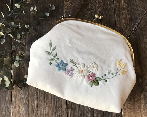 受注制作》お花畑のショルダーバッグ（キナリ） ～手刺繍のがま口