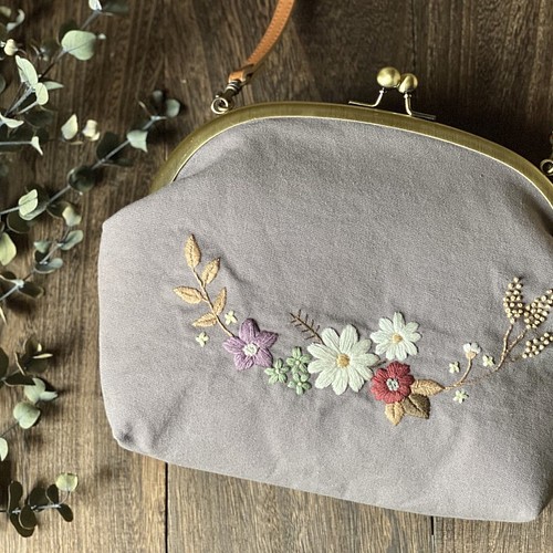 即納》お花畑のショルダーバッグ（イエロー） ～手刺繍のがま口バッグ