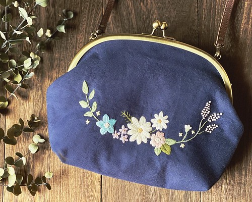 受注制作》お花畑のショルダーバッグ（ネイビー） ～手刺繍のがま口