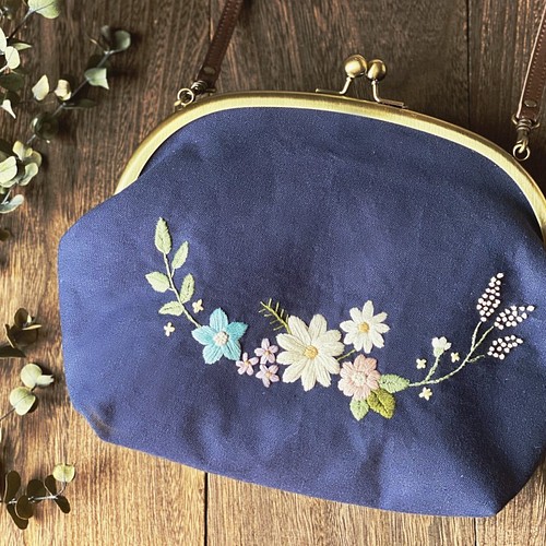 即納》お花畑のショルダーバッグ（ブラウン） ～手刺繍のがま口バッグ