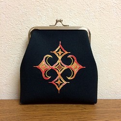 ☆秋色お守りポーチ☆11号帆布（黒）アイヌ風 手刺繍・星（橙系）がま口・中（口金シルバー角形10cm）開運・魔除けに！