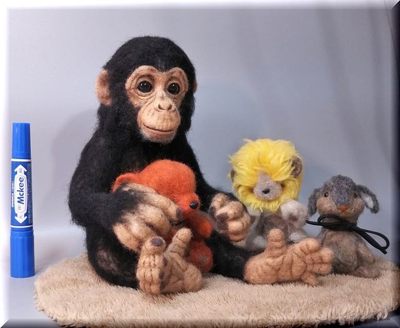 羊毛フェルト　猿　ぬいぐるみ大好きチンパンジー　動物フィギュア 1枚目の画像