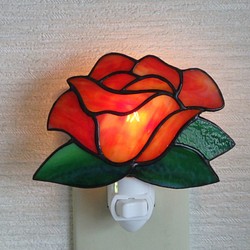 ステンドグラス☆赤い薔薇のお休みランプ 1枚目の画像