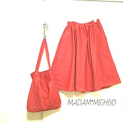 赤いデニムのスカート アウトポケット付き オールシーズン着用できます 1枚目の画像