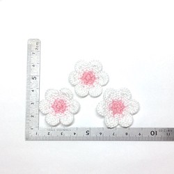 【送料84円／３枚セット】ホワイトにピンクのお花のワッペン・アップリケ 1枚目の画像