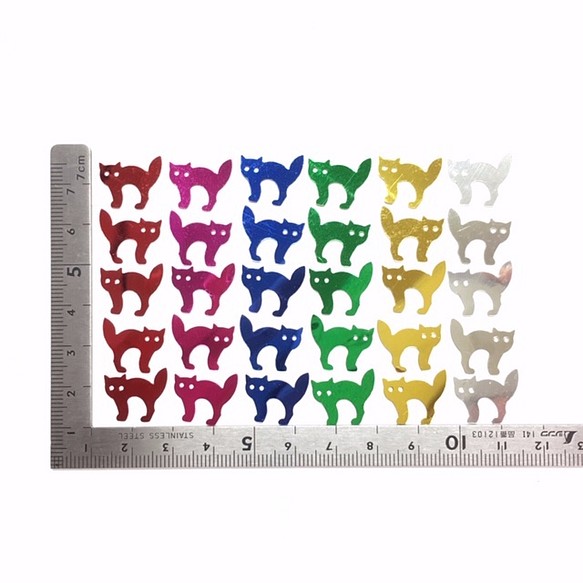 猫のシルエットのスパンコール　６色合計30個　投入素材　（赤、ピンク、青、緑、金、銀、ネコ） 1枚目の画像