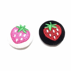 【２つ目半額！】ベルベットにイチゴの刺繍。可愛い包みボタン風。（黒　イチゴ　苺　ストロベリー） 1枚目の画像