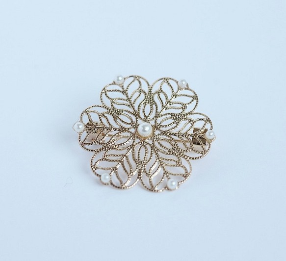 Gold Flower６ petals brooch 第1張的照片