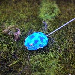 【銀景泰藍】藍蛙帽針（斑紋） 第1張的照片