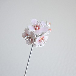 [銀色景泰藍]櫻桃圍巾針（乳白色） 第1張的照片