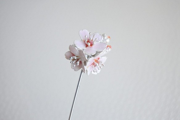 [銀色景泰藍]櫻桃圍巾針（乳白色） 第1張的照片