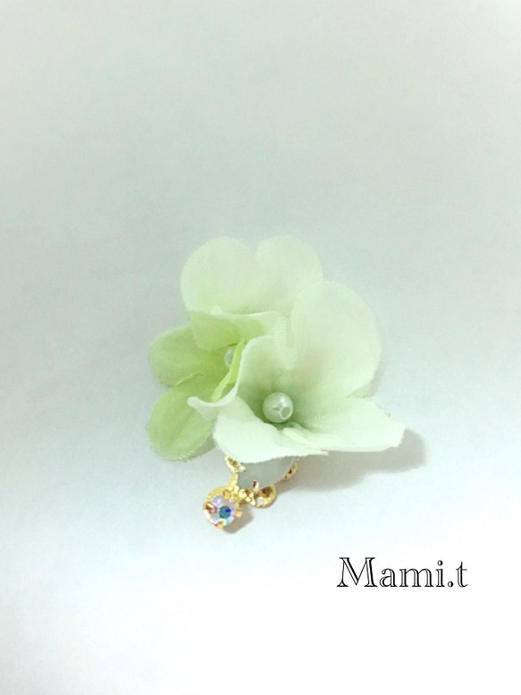 《Mami.t》   紫陽花  とミニビジューのイヤーカフ（片耳） 1枚目の画像